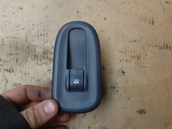 BOUTON LEVE VITRE RENAULT KANGOO 2 / MASTER 3 , OPEL MOVANO (COTE DROIT) - Vue 1